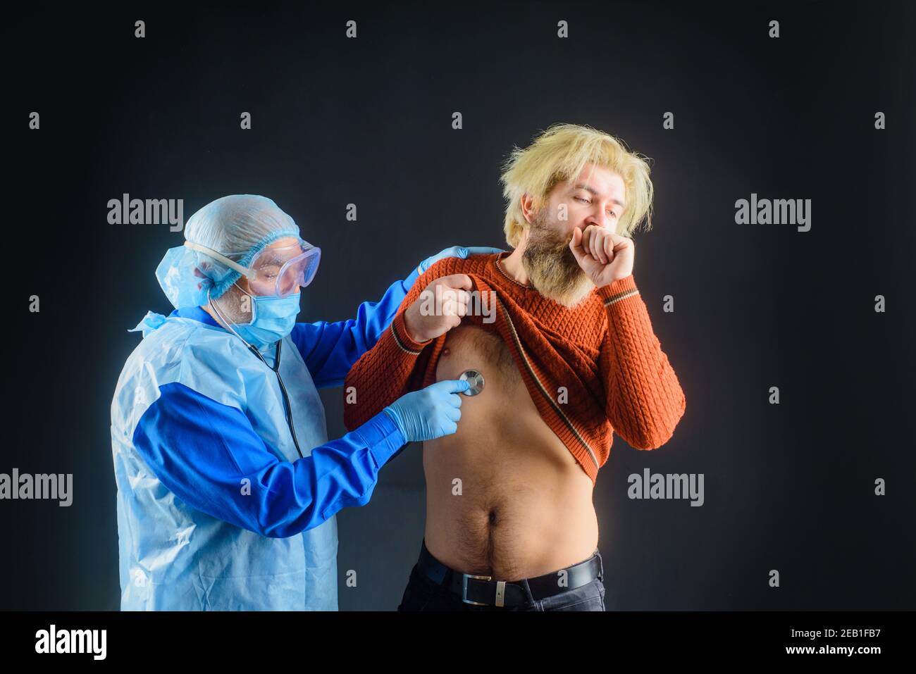 Medico con stetoscopio ascolta i polmoni del paziente. Medico che esamina l'uomo con stetoscopio. Medico che controlla il petto del ragazzo in ospedale. Foto Stock