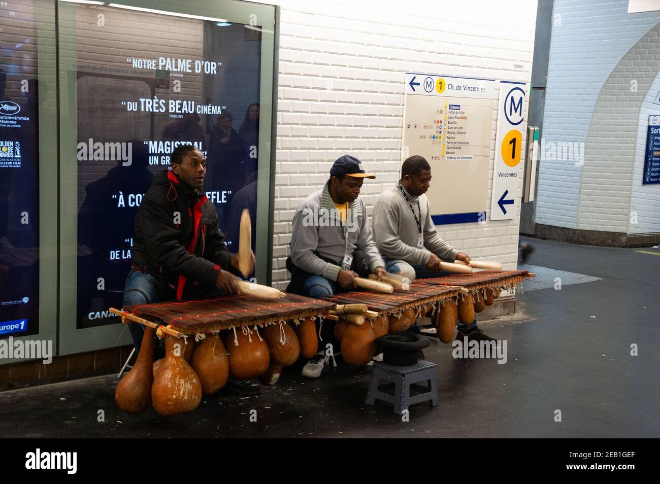 PARIGI, FRANCIA - 14 GENNAIO 2018: I musicisti di strada suonano il balafon (tipo di xilofono con i calabash gourds originati in Mali) alla metropolitana parigina. Foto Stock