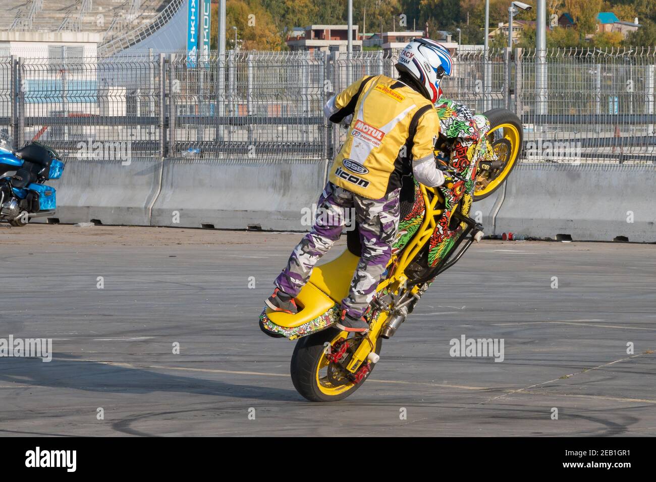 Kazan, Russia-26 settembre 2020: Un motociclista dimostra di guidare sulla ruota posteriore di una bicicletta per l'intrattenimento dei motociclisti riuniti per una riunione befor Foto Stock