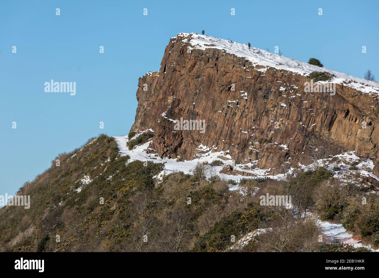 Salisbury Crags coperto di neve Foto Stock