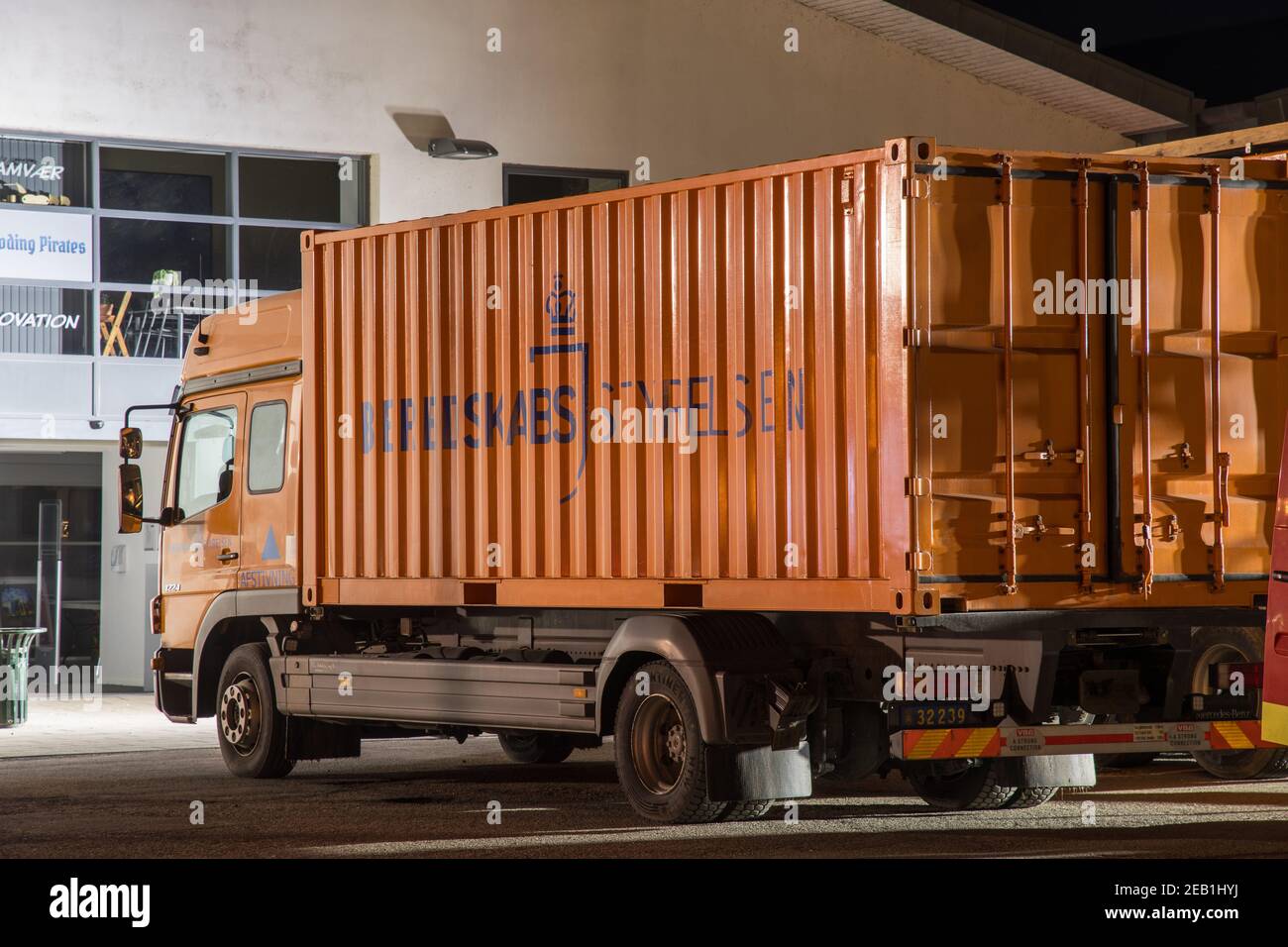 Vordingborg Danimarca - 6 aprile. 2018: Autocarro con container dell'Agenzia danese per la gestione delle emergenze (Beredskabsstirelsen) Foto Stock Vordingborg Danimarca - 6 aprile. 2018: Autocarro con container dell'Agenzia danese per la gestione delle emergenze (Beredskabsstirelsen) Foto Stock