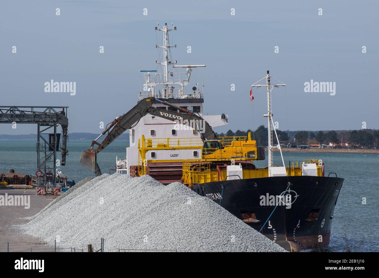 Vordingborg Danimarca - 7 aprile. 2018: Nave da carico Titran che consegna ghiaia nel porto di Vordingborg Foto Stock