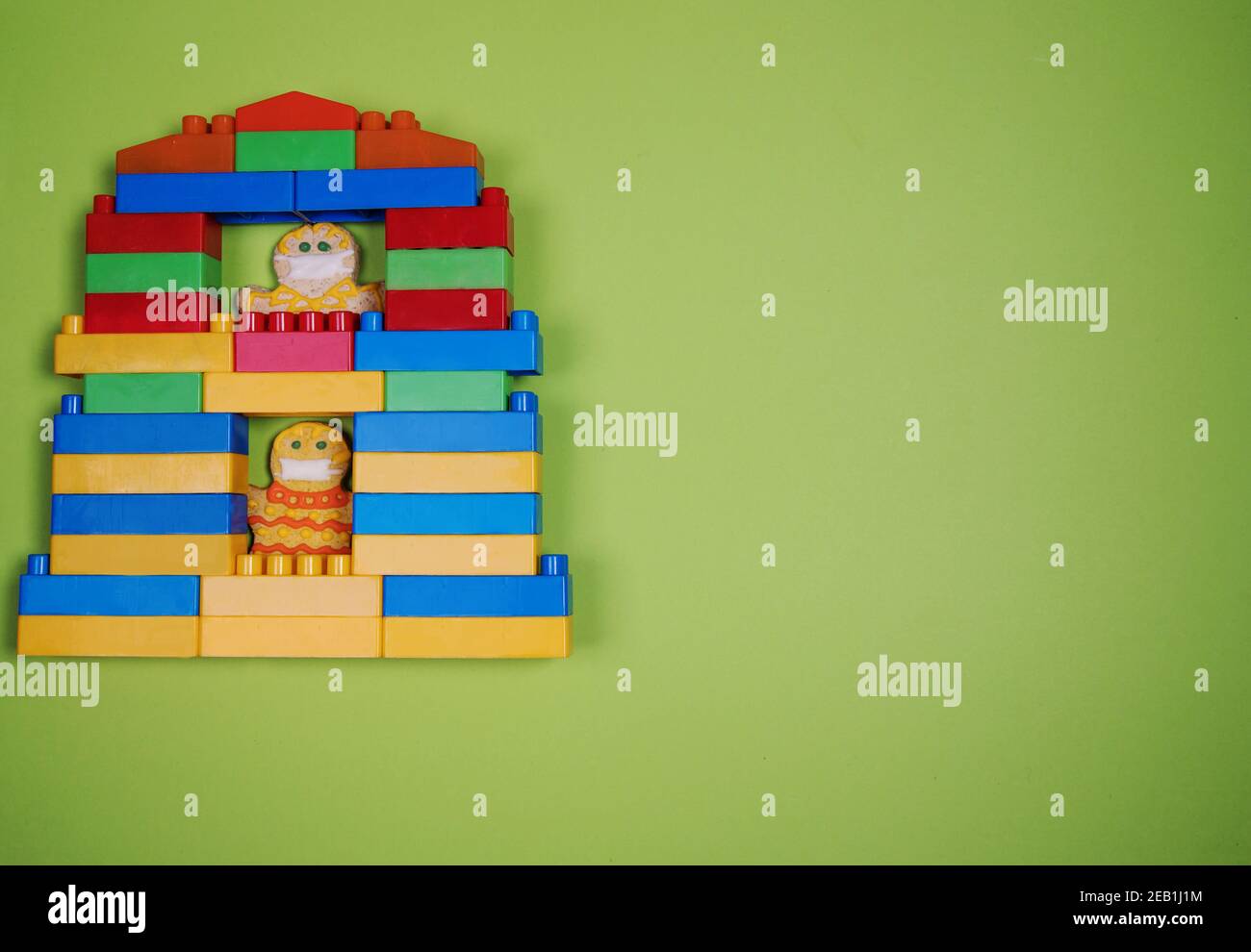 Una casa giocattolo fatta da un kit di costruzione con i residenti di pan di zenzero messi in quarantena durante la pandemia del coronavirus. Foto Stock