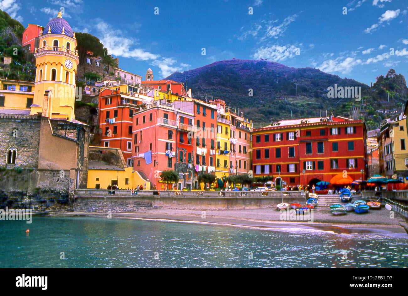 Vista sulla città di Vernazza, cinque Terre, Liguria, Italia Foto Stock