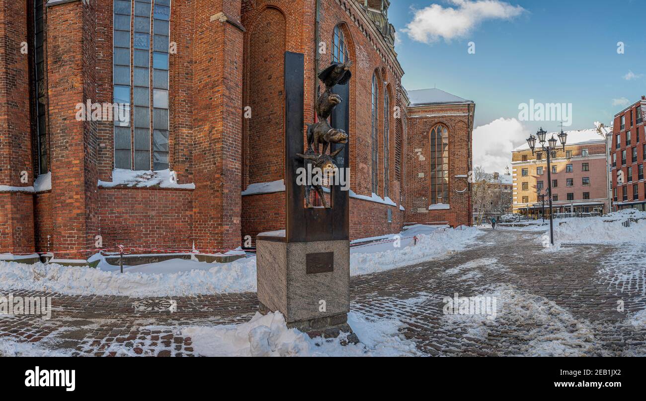 Riga, Lettonia - 31 gennaio 2021: Monumento dei musicisti di Brema Foto Stock