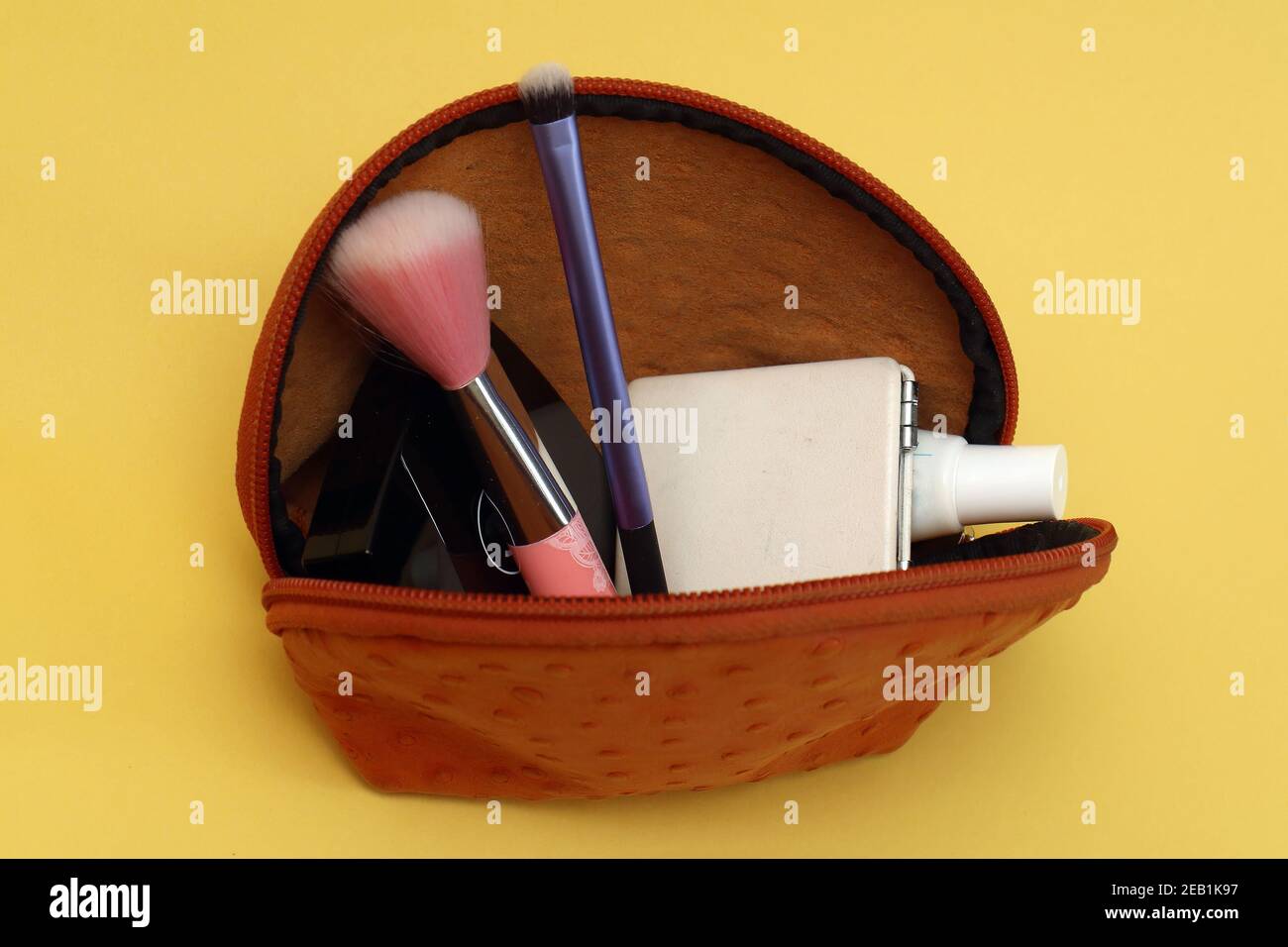Apri la borsa in pelle per cosmetici da trucco con accessori di bellezza all'interno Foto Stock