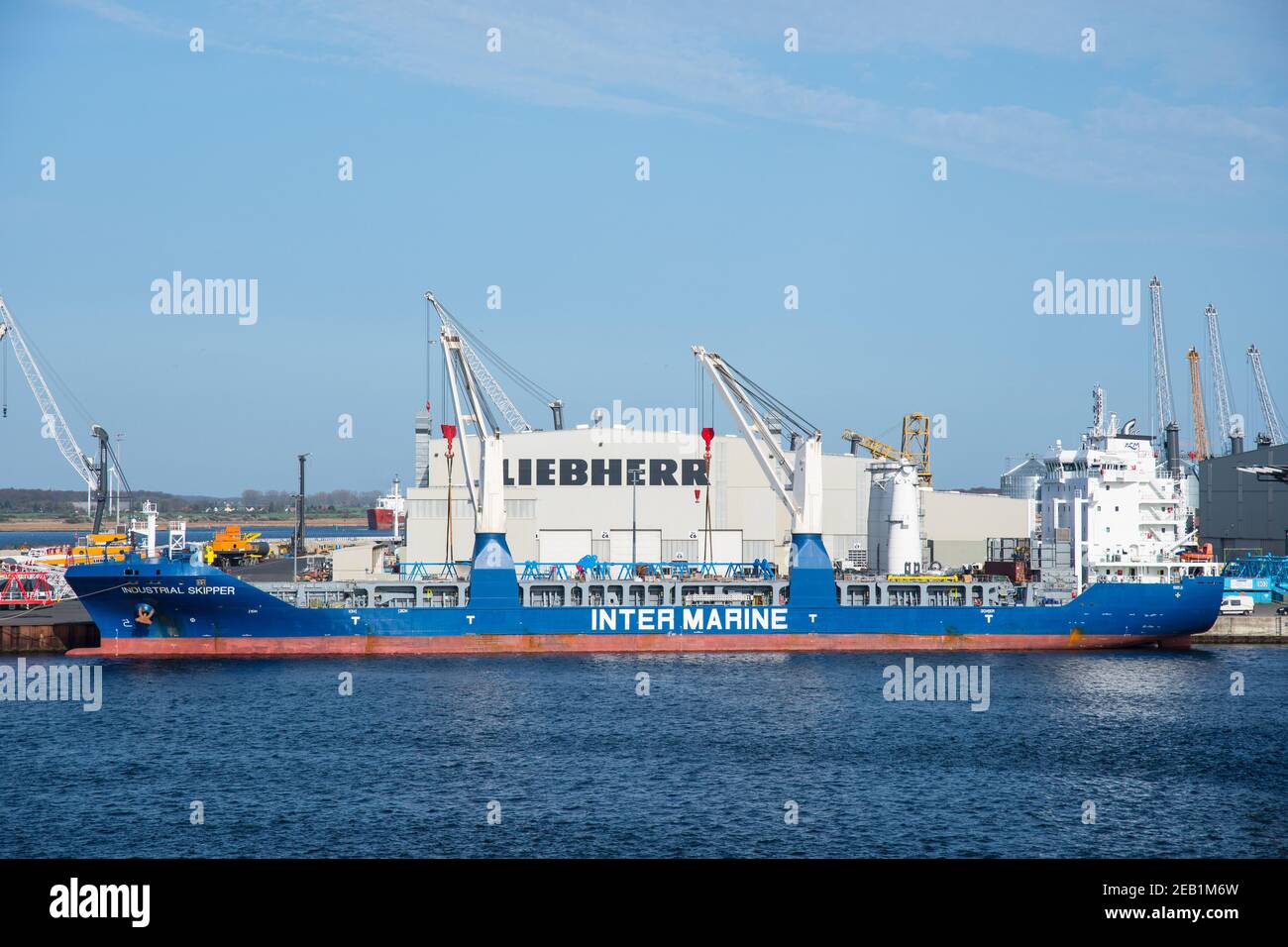Rostock Germania - Aprile 22. 2018: Tweendecker cargo Vessel Industrial Skipper gru di carico presso la fabbrica di gru liebherr a Rostock Foto Stock