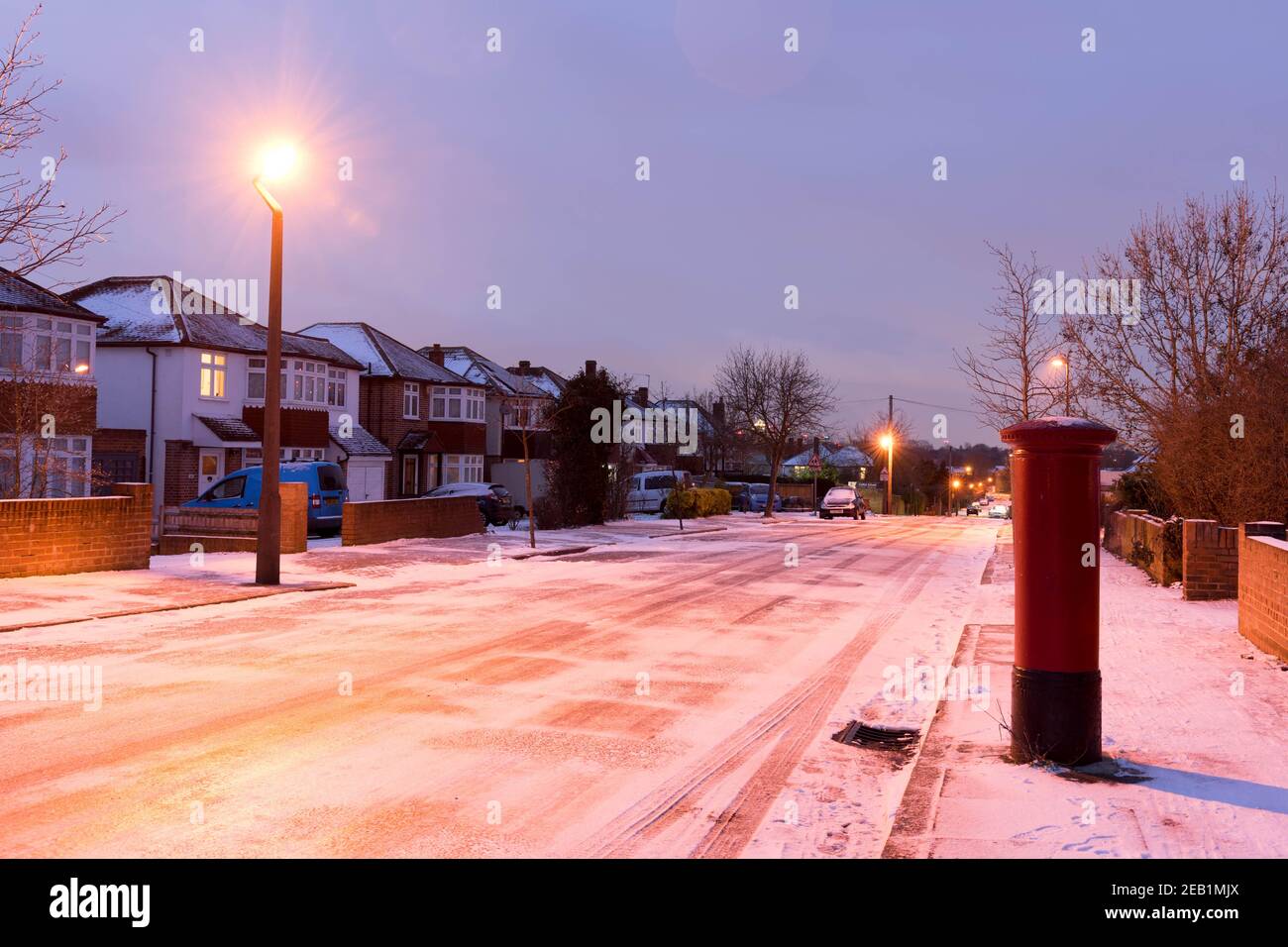 strada coperta di neve in via londra durante la tempesta Darcy Nel febbraio 2021 Foto Stock