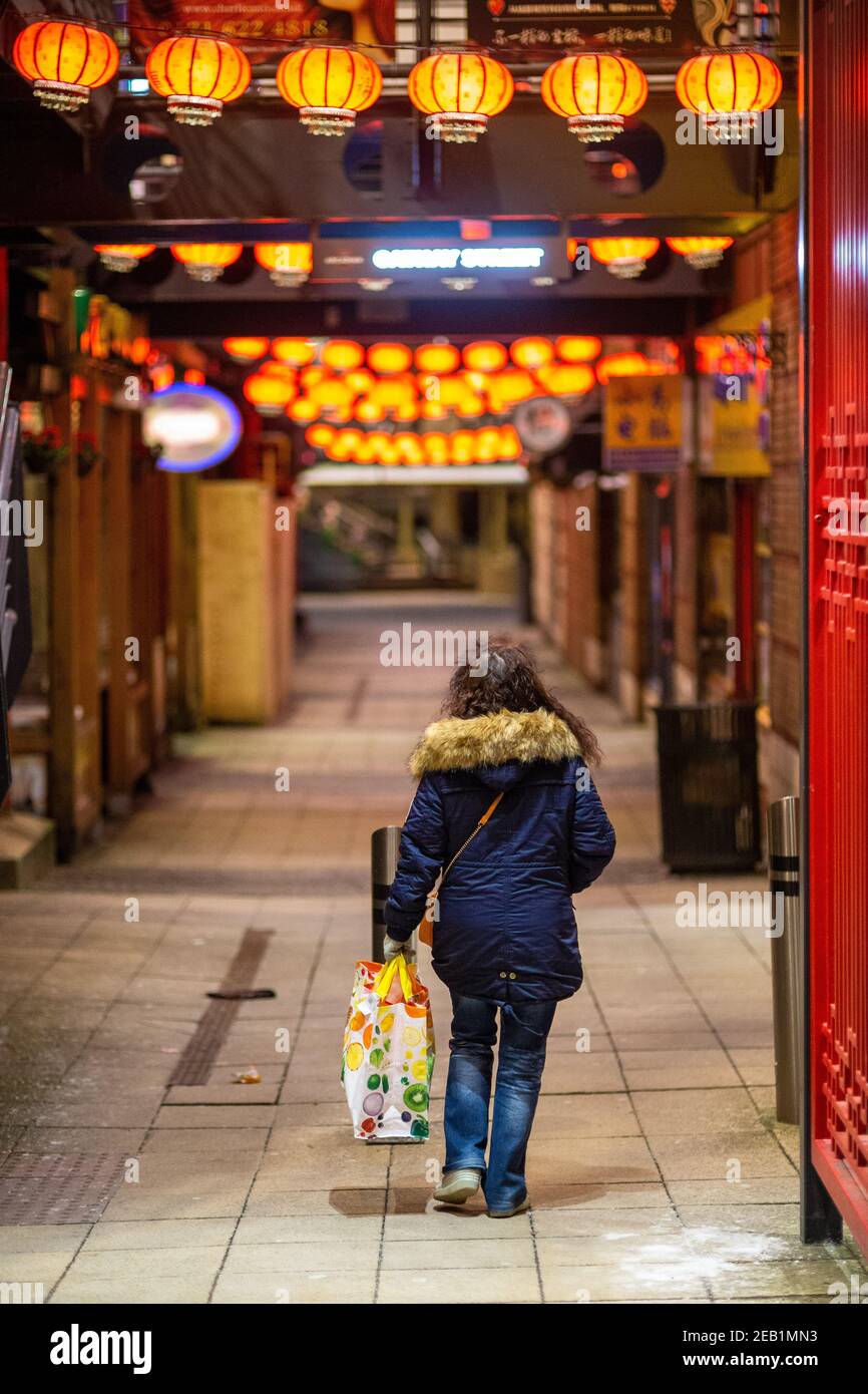 Birmingham, Regno Unito. 11 Feb 2021. Vigilia di Capodanno cinese. Un centro arcadiano, normalmente vibrante e affollato, nel quartiere cinese di Birmingham, nel Regno Unito, è insolitamente tranquillo, poiché le comunità cinesi della città sono costrette a celebrare il nuovo anno il venerdì a casa. Credit: Peter Lopeman/Alamy Live News Foto Stock