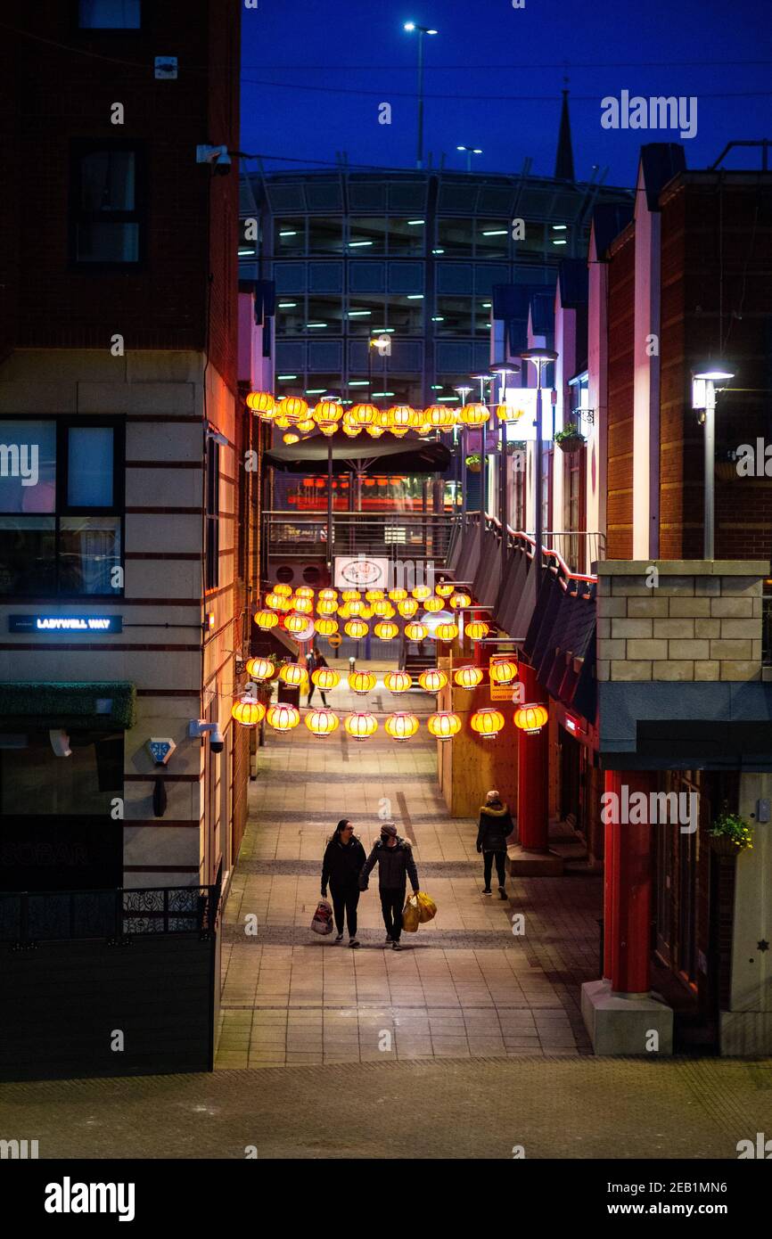 Birmingham, Regno Unito. 11 Feb 2021. Vigilia di Capodanno cinese. Un centro arcadiano, normalmente vibrante e affollato, nel quartiere cinese di Birmingham, nel Regno Unito, è insolitamente tranquillo, poiché le comunità cinesi della città sono costrette a celebrare il nuovo anno il venerdì a casa. Credit: Peter Lopeman/Alamy Live News Foto Stock