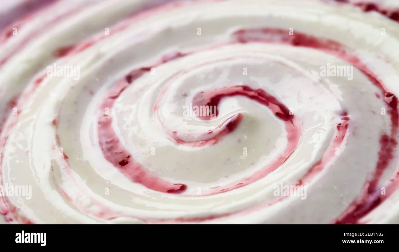 Yogurt con marmellata di frutta, crema di cagliata con concia di frutti di bosco Foto Stock