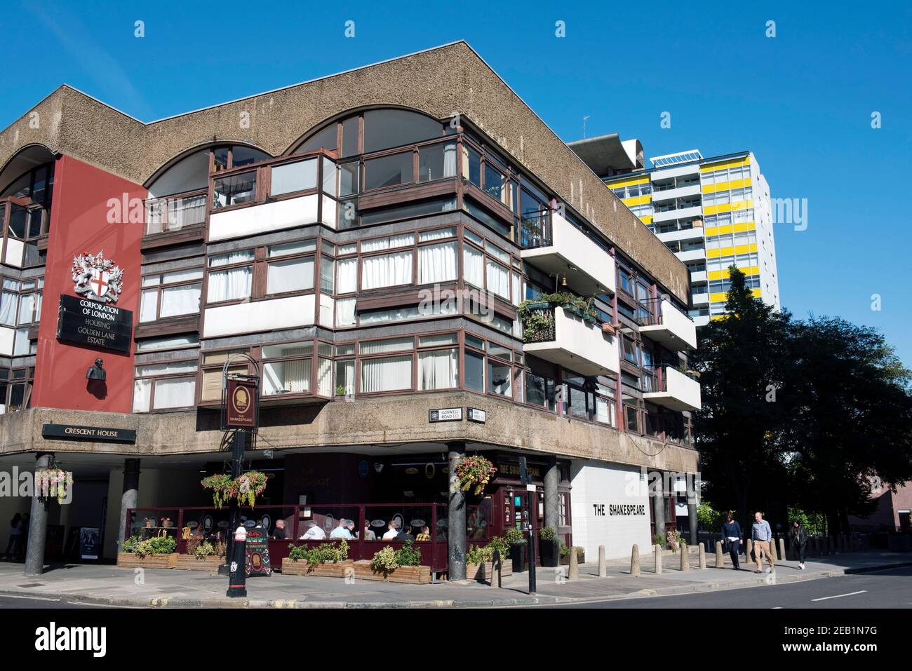 La casa pubblica di Shakespeare o pub con appartamenti Crescent House sopra, Golden Lane Estate, angolo di Goswell Road e Fann Street EC1 City di Londra Foto Stock