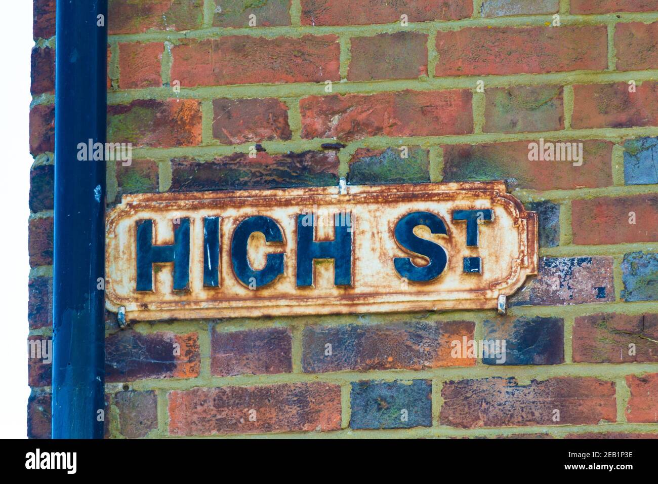 Vecchio cartello inglese tradizionale alto strada su muro di mattoni edificio, Rye Città, Sussex est, Regno Unito Foto Stock