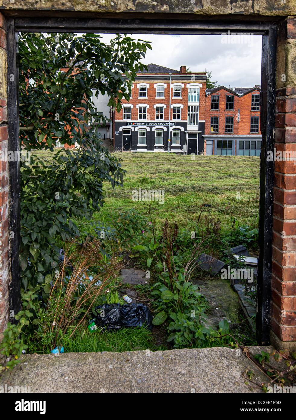 Strawberry Studios Stockport con la caratteristica facciata in mattoni dipinti di nero su Waterloo Road. Greater Manchester, Inghilterra, Regno Unito Foto Stock