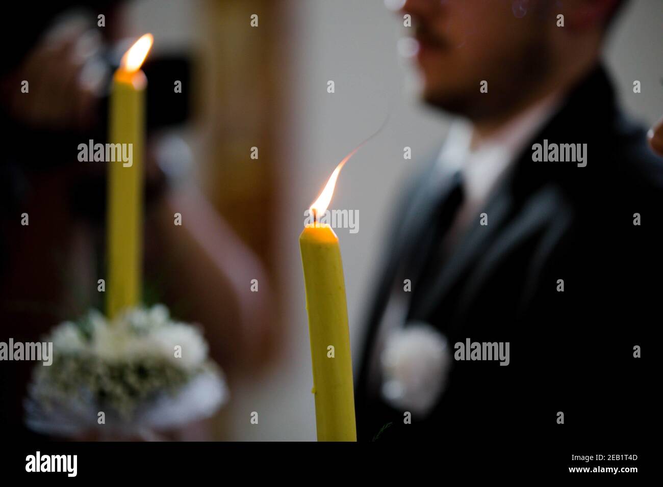 Closeup di candele brucianti in una chiesa durante un matrimonio cerimonia Foto Stock