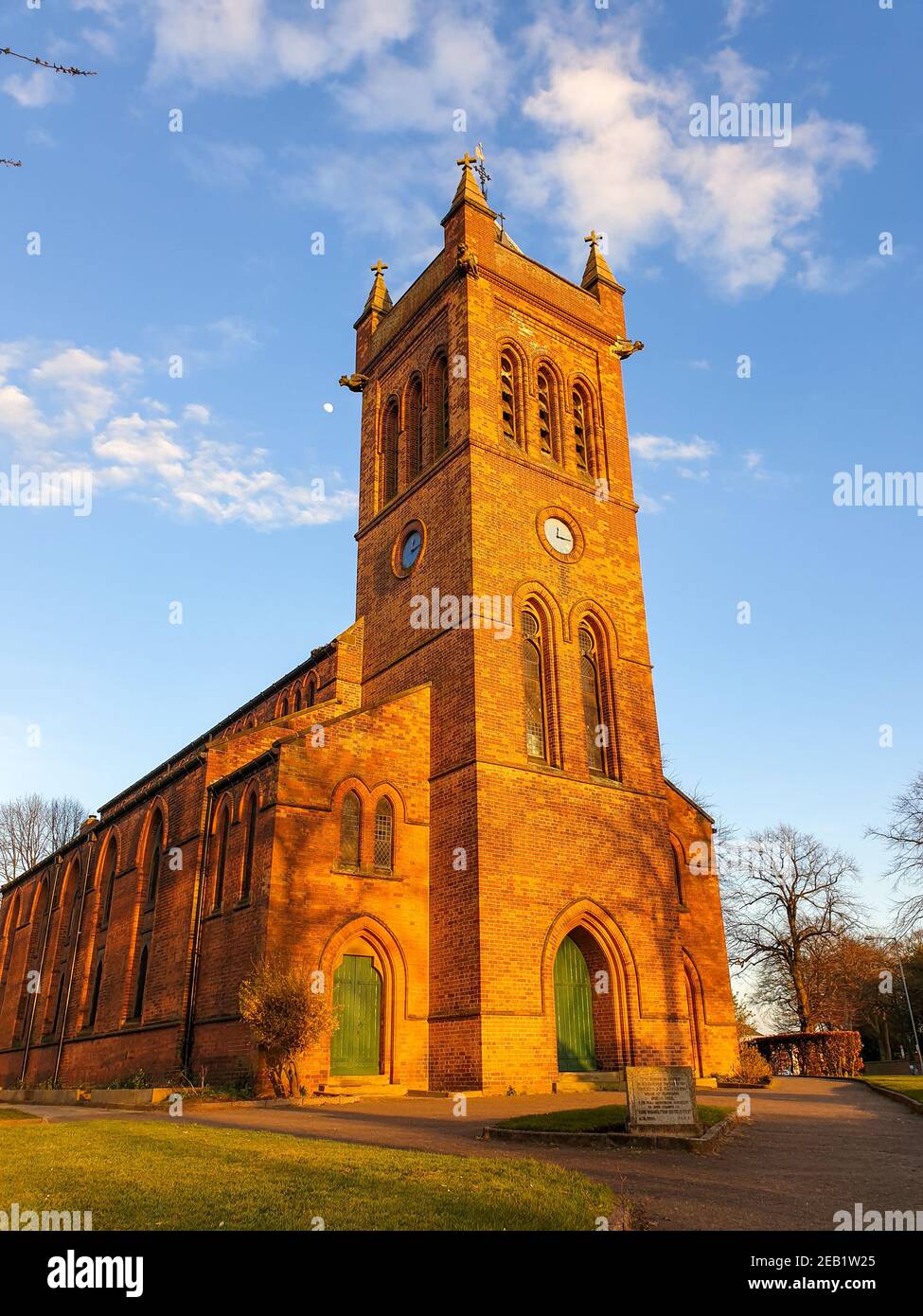 Bloxwich High Street tutti i Santi C di e Chiesa Walsall west midlands nel cielo nuvoloso blu di primavera Foto Stock