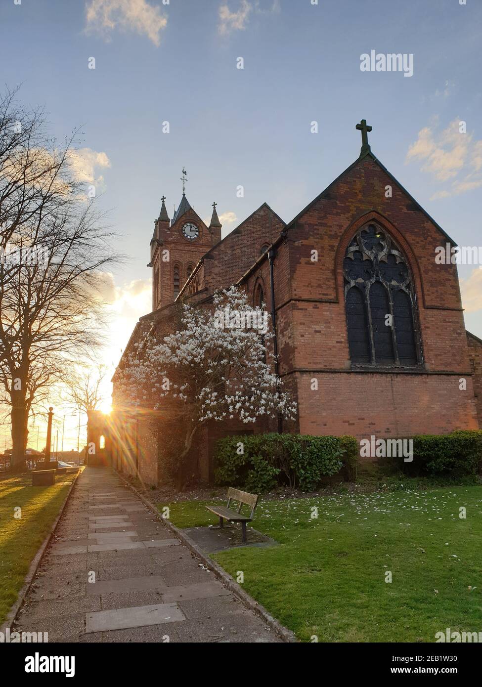 Bloxwich High Street tutti i Santi C di e Chiesa Walsall west midlands nel cielo nuvoloso blu di primavera Foto Stock