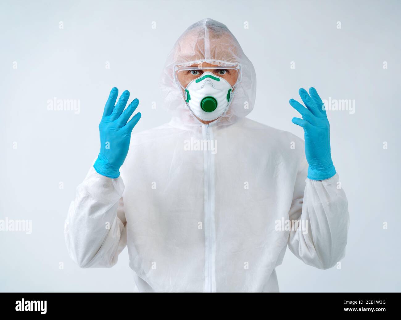 Operatore sanitario in tuta protettiva e maschera medica pronto al lavoro. Concetto di assistenza sanitaria. Foto Stock