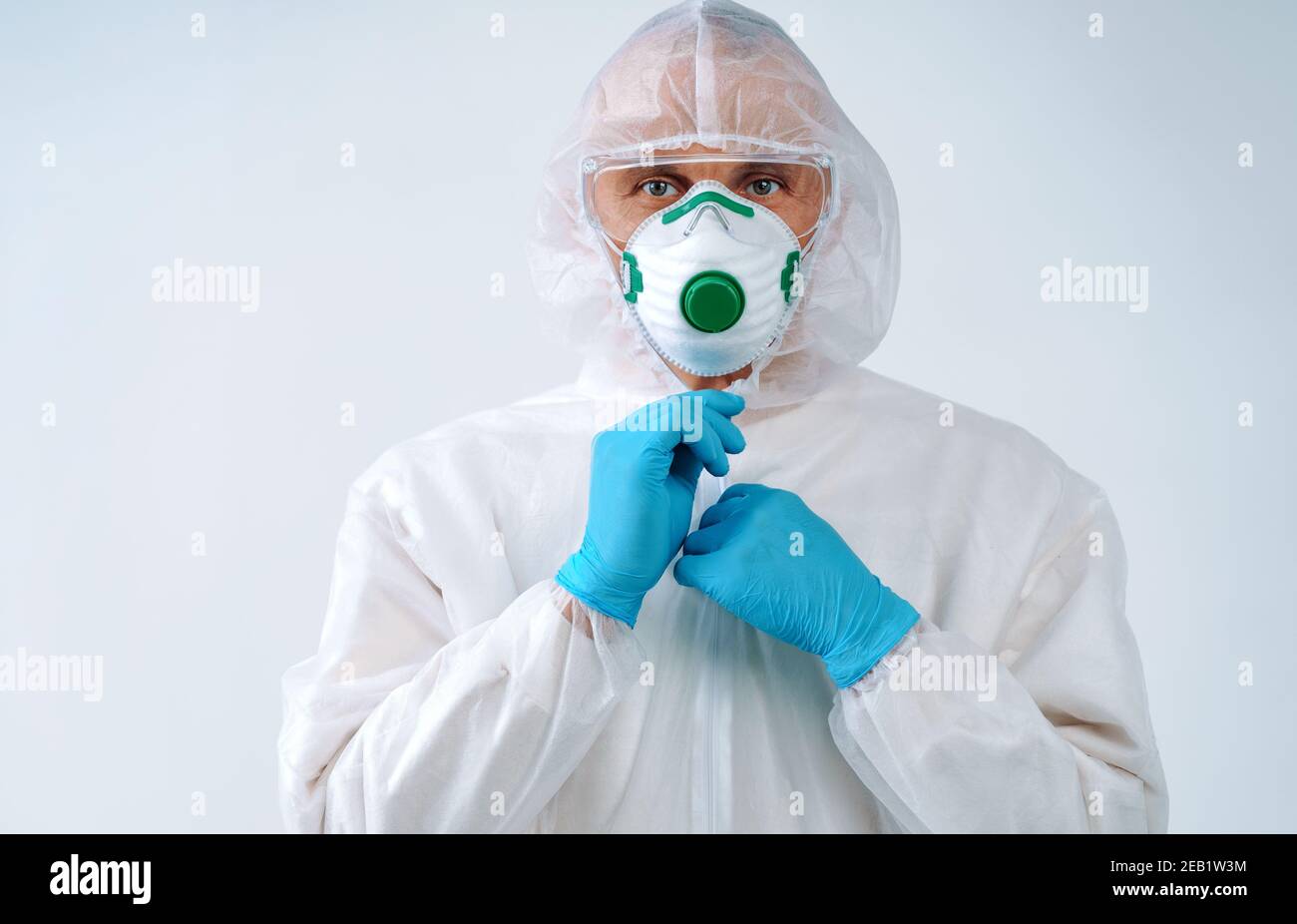 Operatore sanitario in tuta protettiva e maschera medica pronto al lavoro. Concetto di assistenza sanitaria. Foto Stock