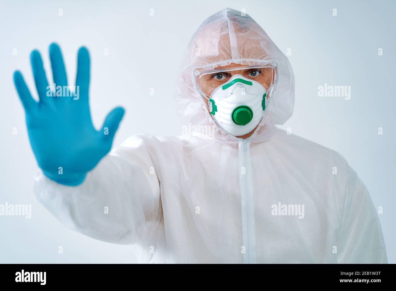 Operatore sanitario che mostra gesto di stop, per controllare un focolaio di virus Foto Stock