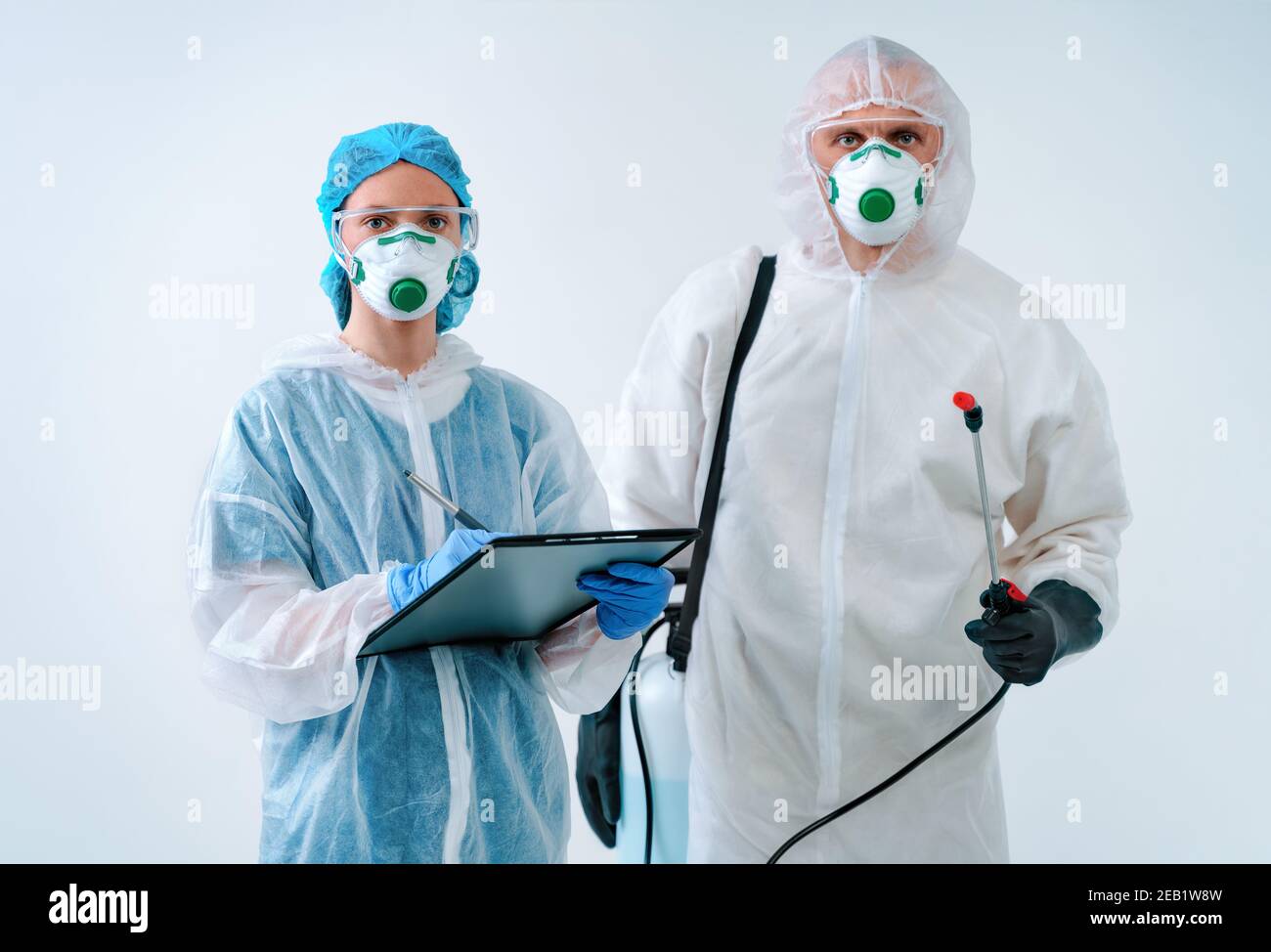 Operatori sanitari in tute protettive e maschere mediche che lavorano insieme Foto Stock
