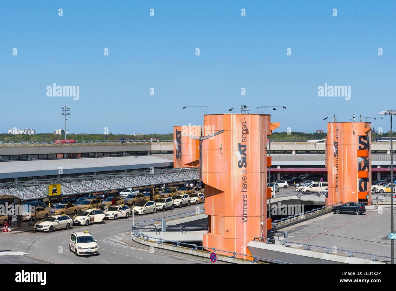 Berlino Germania - Aprile 21. 2018: Corsia dei taxi all'aeroporto Tegel di Berlino Foto Stock