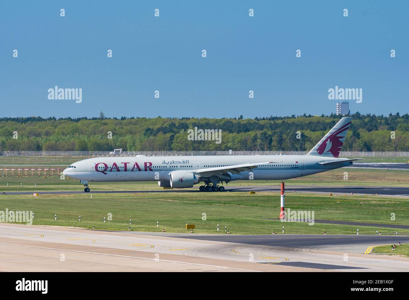 Berlino Germania - Aprile 21. 2018: Qatar Airways Boeing 777-300ER all'aeroporto di Berlino Tegel Foto Stock