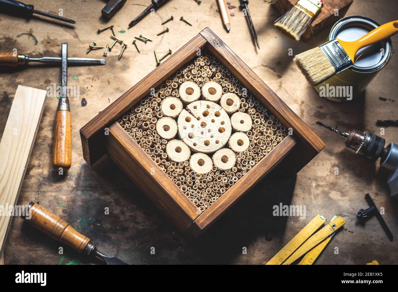 Albergo di insetto o casa su tavolo di legno al laboratorio. Prodotto artigianale fatto in casa. Concetto DIY Foto Stock