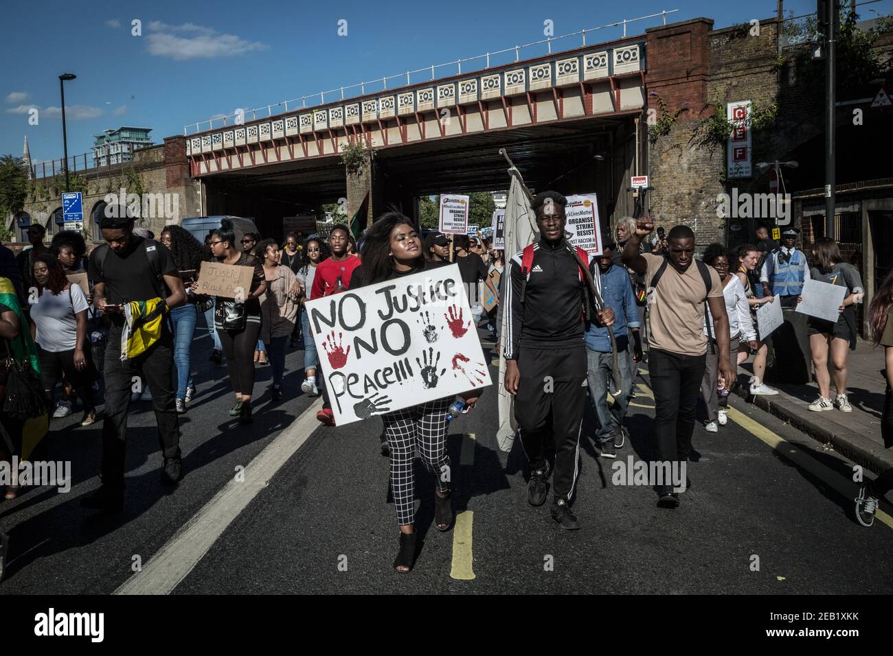 I dimostranti Black Lives Matter attraversano Westminster verso Downing Street in un giorno d'azione nazionale in tutto il paese. Londra, Regno Unito. Foto Stock