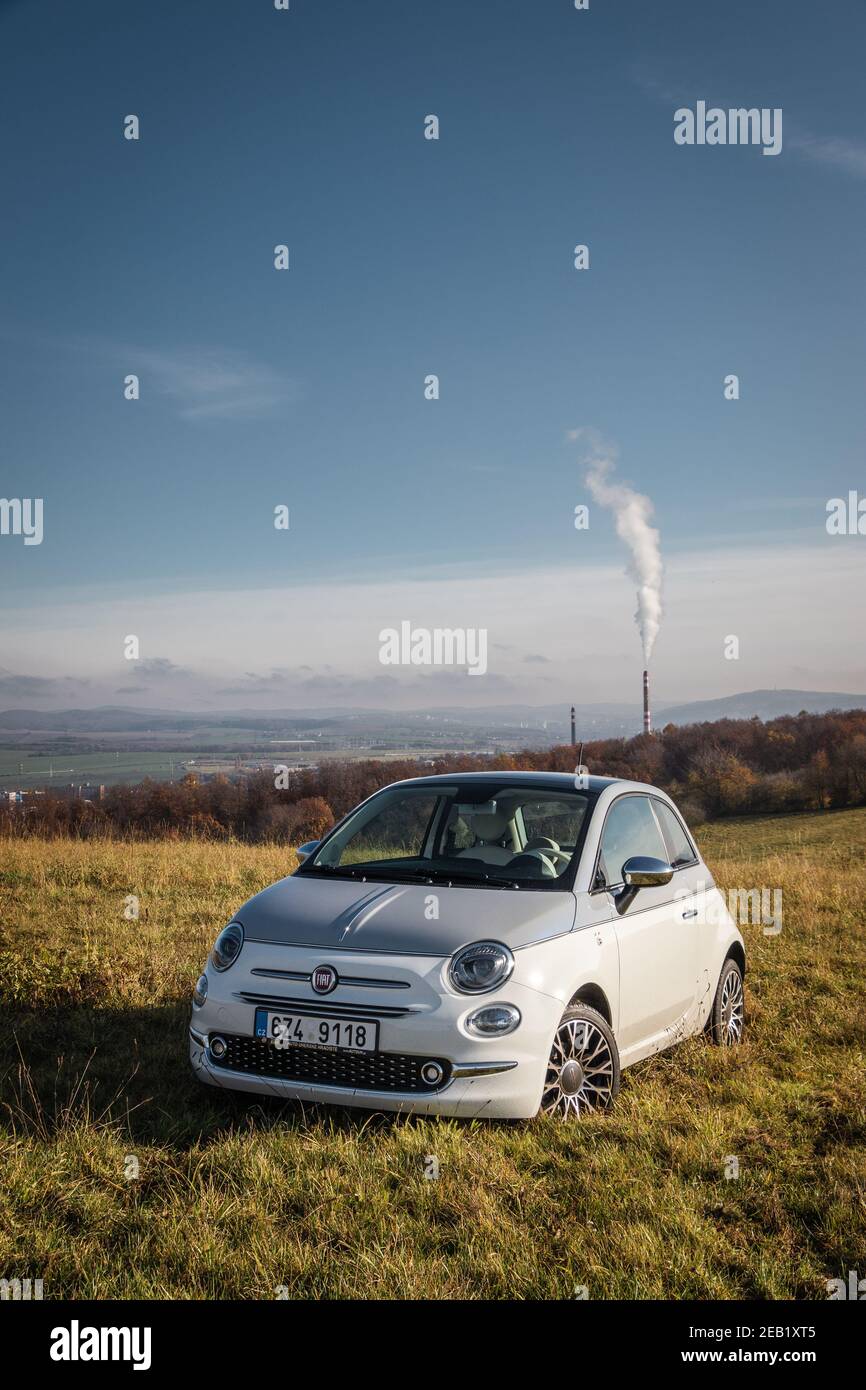 OTROKOVICE, REPUBBLICA CECA - 14 novembre 2019: Auto moderna bianca e grigia Fiat 500 Collezione parcheggiata in cima alla città Foto Stock