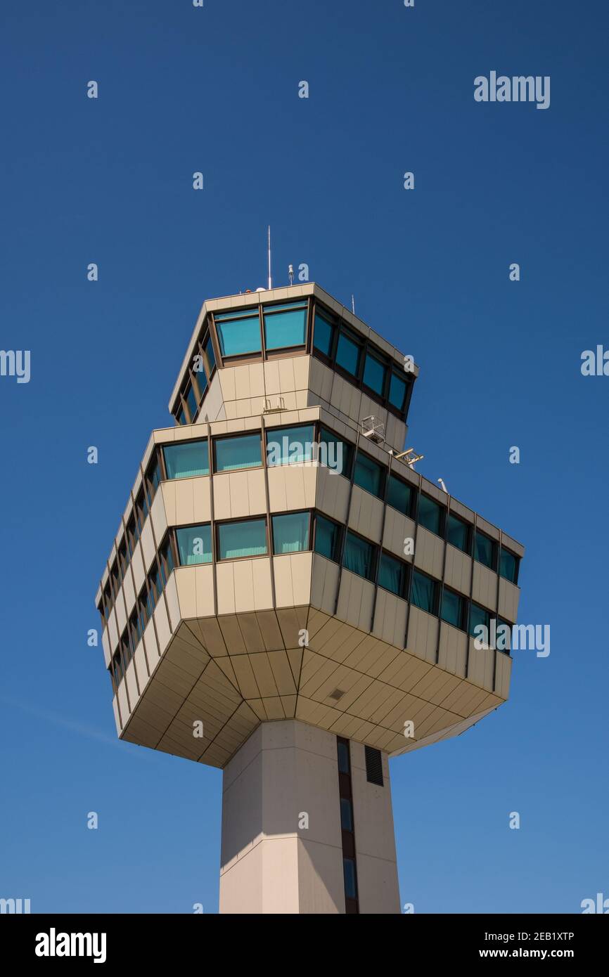 Berlino Germania - Aprile 21. 2018: Aeroporto Tegel di Berlino, torre di controllo dell'aria del terminal otto Lilienthal Foto Stock