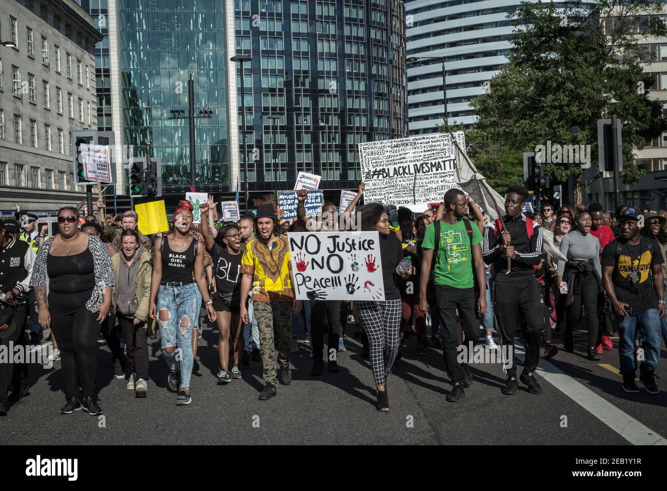 I dimostranti Black Lives Matter attraversano Westminster verso Downing Street in un giorno d'azione nazionale in tutto il paese. Londra, Regno Unito. Foto Stock