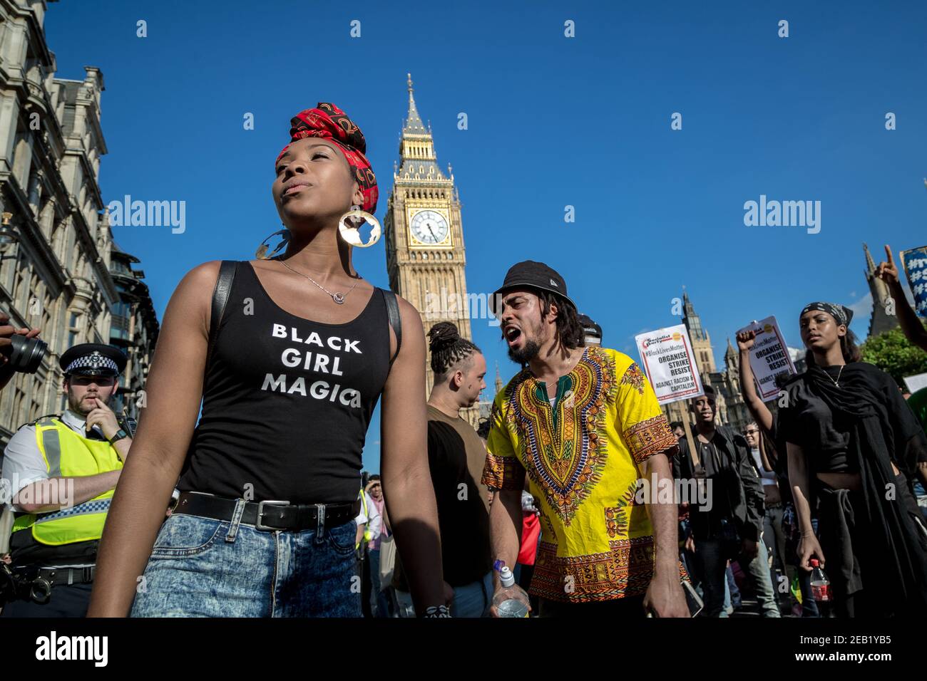 I dimostranti Black Lives Matter attraversano Westminster verso Downing Street in un giorno d'azione nazionale in tutto il paese. Londra, Regno Unito. Foto Stock