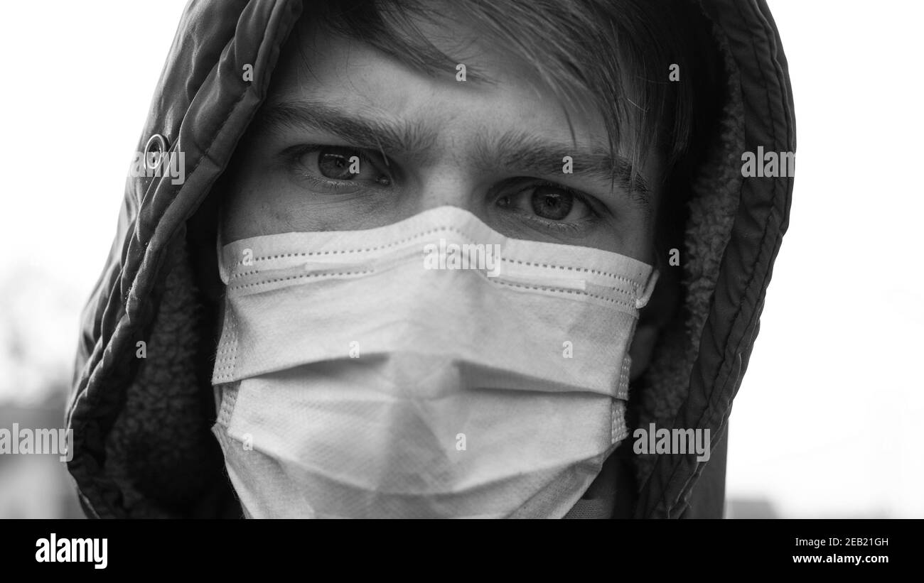 l'uomo in maschera medica è malato con un coronavirus. focolaio di infezione virale covid-19.pandemic quarantena epidemia Foto Stock