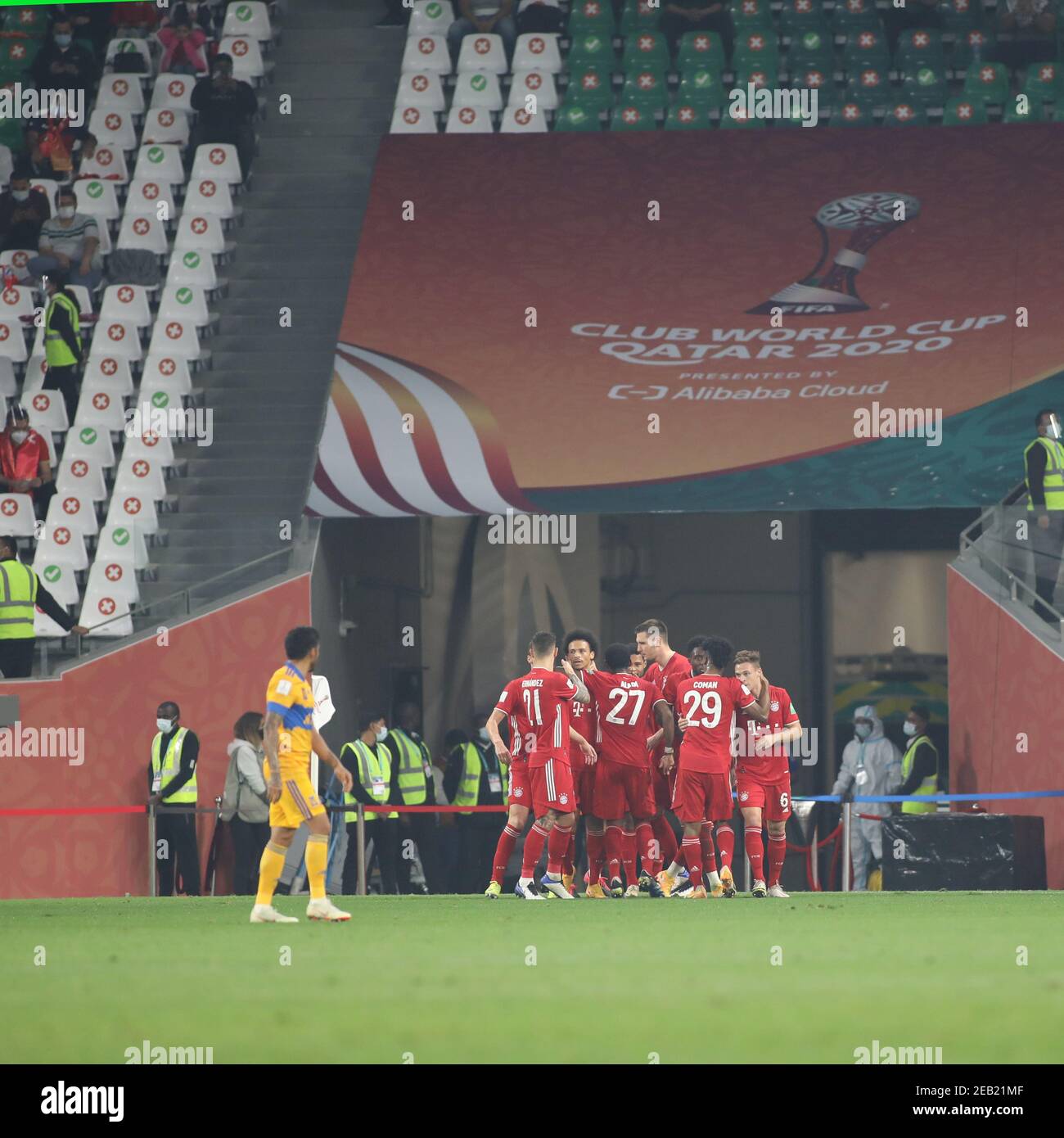 DOHA, QATAR - FEBBRAIO 11: FC Bayern Muenchen festeggia l'obiettivo di Joshua Kimmichs, che è stato poi escluso dal VAR durante la finale dell'acqua della Coppa del mondo FIFA Club il 11 febbraio 2021 a Doha, Qatar. (Foto di Colin McPhedran/MB Media) Foto Stock