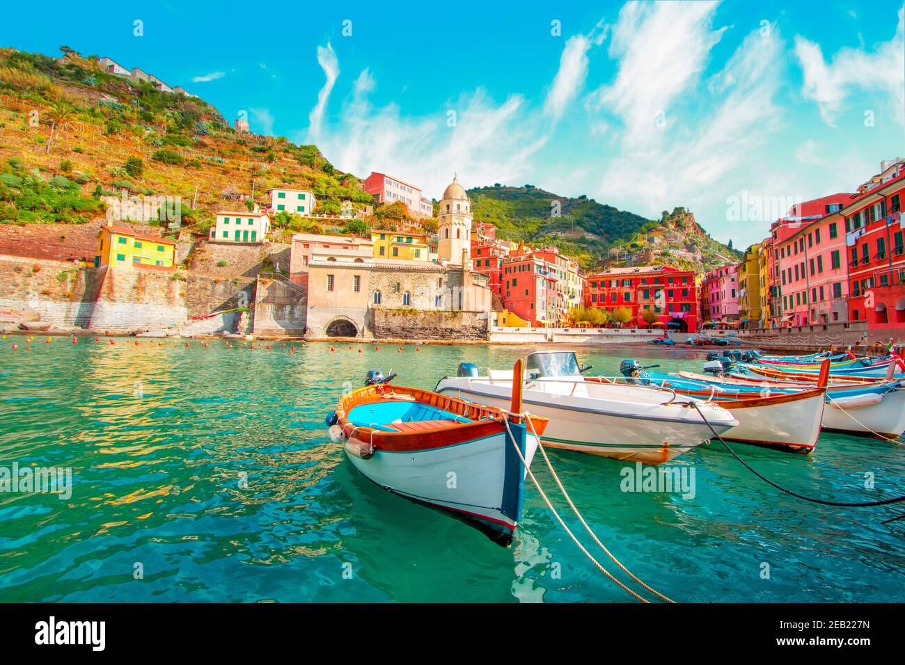 Barca da pesca a Vernazza - cinque Terre sulla montagna vicino al mar mediterraneo in liguria - Italia. Cielo nuvoloso e soleggiato. Architettura tradizionale italiana Foto Stock