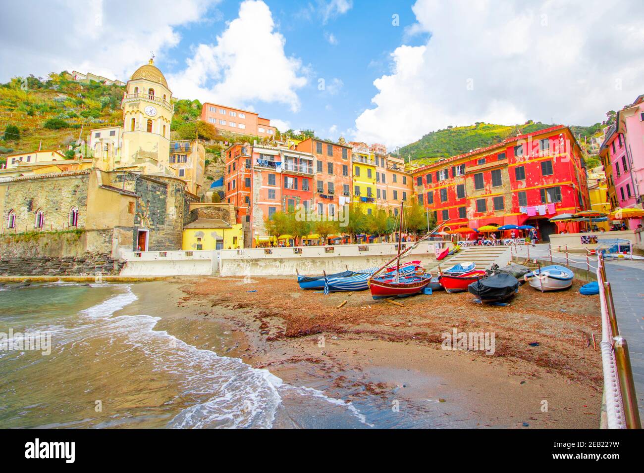 Vernazza in cinque terre sulla montagna vicino al mare mediterraneo in liguria - Italia. Cielo nuvoloso e soleggiato. Architettura tradizionale italiana Foto Stock