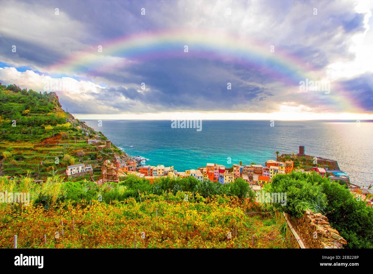 Arcobaleno su Vernazza in cinque terre sulla montagna vicino mar mediterraneo in liguria - Italia Foto Stock