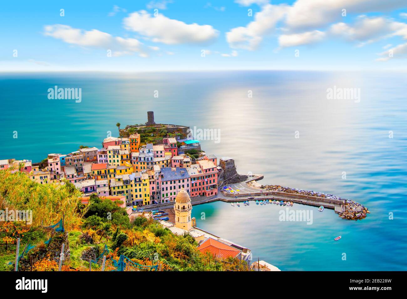 Vernazza in cinque terre sulla montagna vicino al mare mediterraneo in liguria - Italia. Cielo nuvoloso e soleggiato. Architettura tradizionale italiana Foto Stock