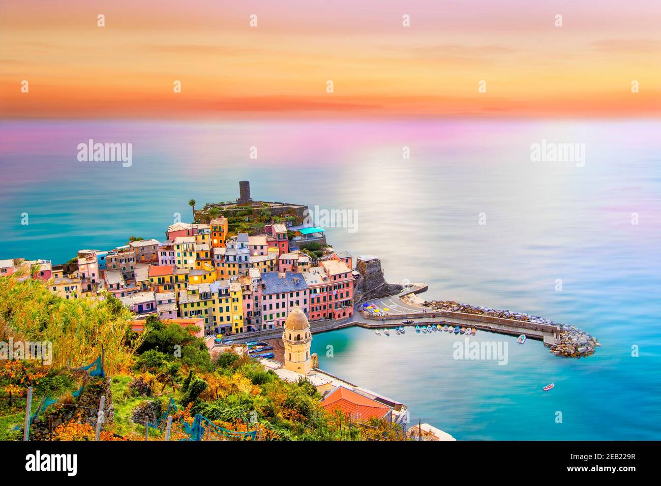 Tramonto colorato su Vernazza in cinque terre sulla montagna Vicino al mar mediterraneo in liguria - Italia Foto Stock