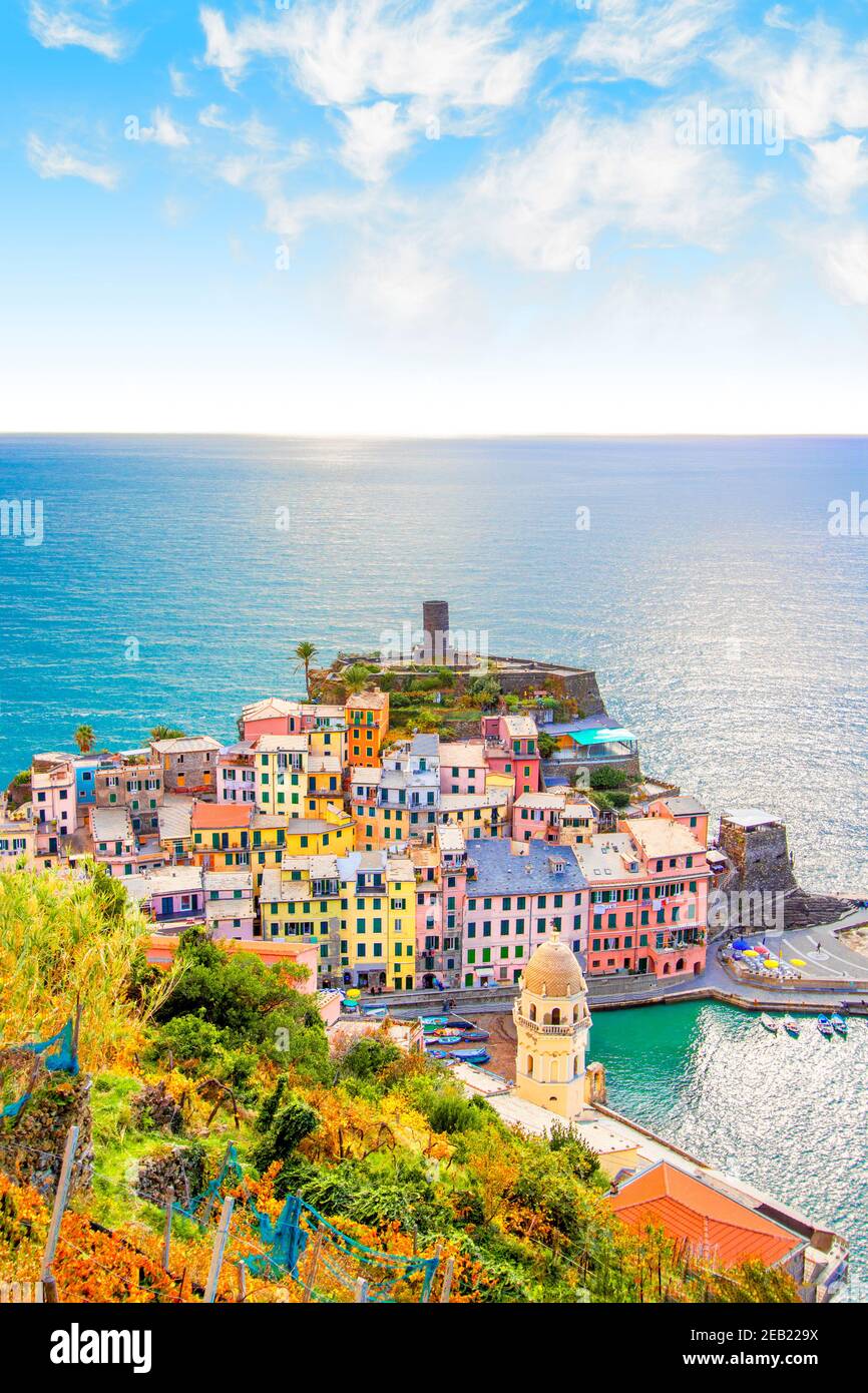 Vernazza in cinque terre sulla montagna vicino al mare mediterraneo in liguria - Italia. Cielo nuvoloso e soleggiato. Architettura tradizionale italiana Foto Stock