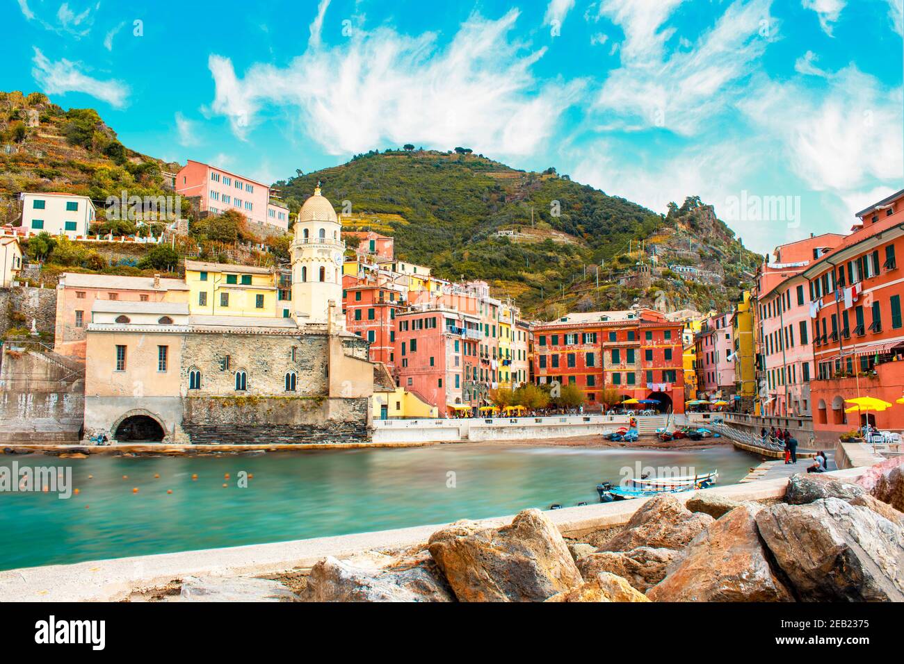 Vernazza in cinque terre sulla montagna vicino al mare mediterraneo in liguria - Italia. Cielo nuvoloso e soleggiato. Architettura tradizionale italiana Foto Stock