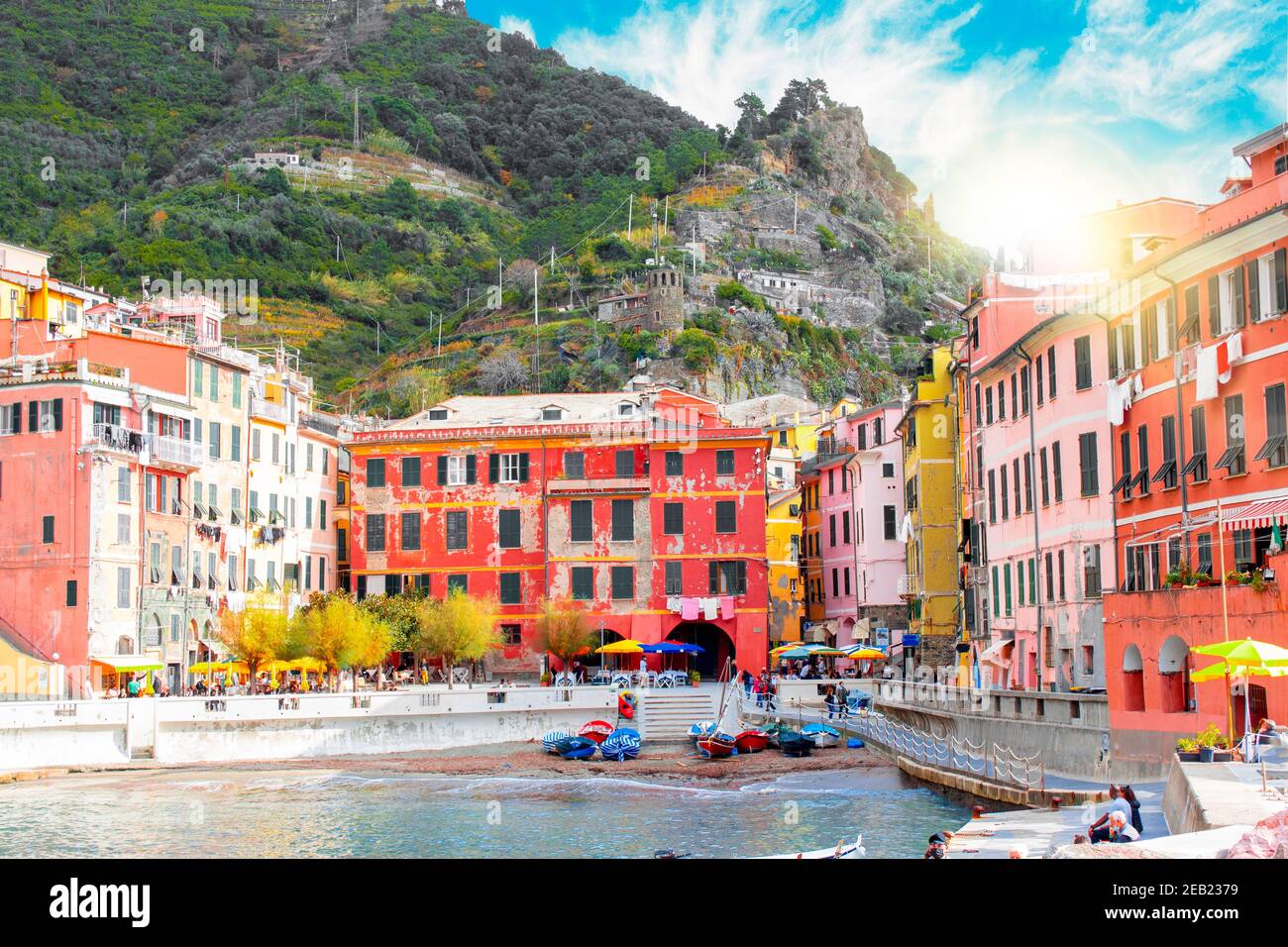 Vernazza in cinque terre sulla montagna vicino al mare mediterraneo in liguria - Italia. Cielo nuvoloso e soleggiato. Architettura tradizionale italiana Foto Stock