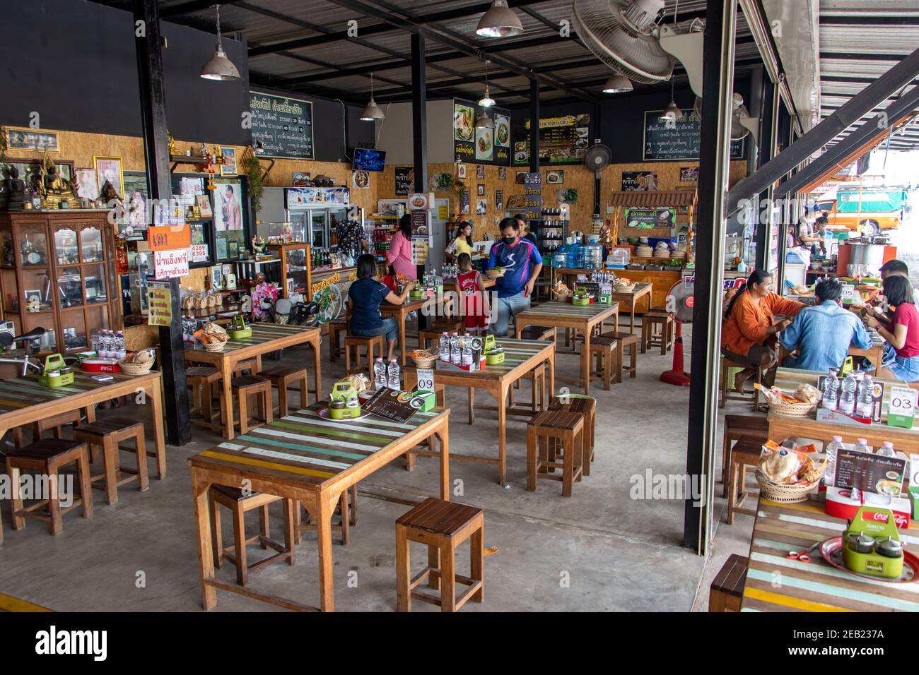 NAKHON NAYOK, THAILANDIA, LUGLIO 04 2020, UN ristorante economico vicino alla strada principale della città Foto Stock