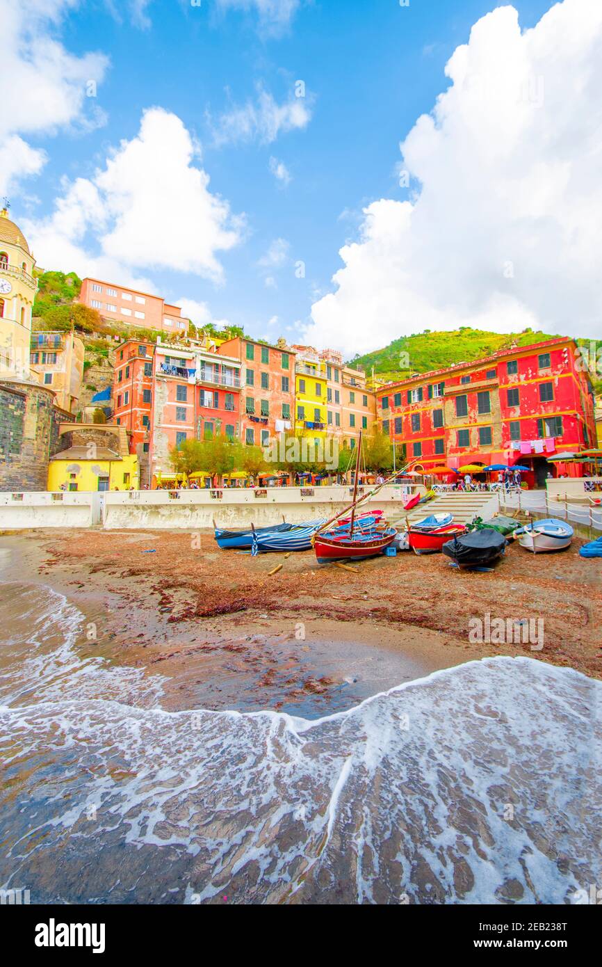 Vernazza in cinque terre sulla montagna vicino al mare mediterraneo in liguria - Italia. Cielo nuvoloso e soleggiato. Architettura tradizionale italiana Foto Stock