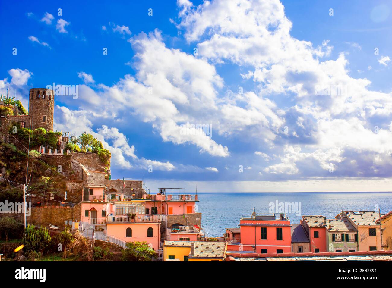 Vernazza in cinque terre sulla montagna vicino al mediterraneo in liguria - Italia. Case di villaggio tradizionali italiani colorati e variopinti Foto Stock