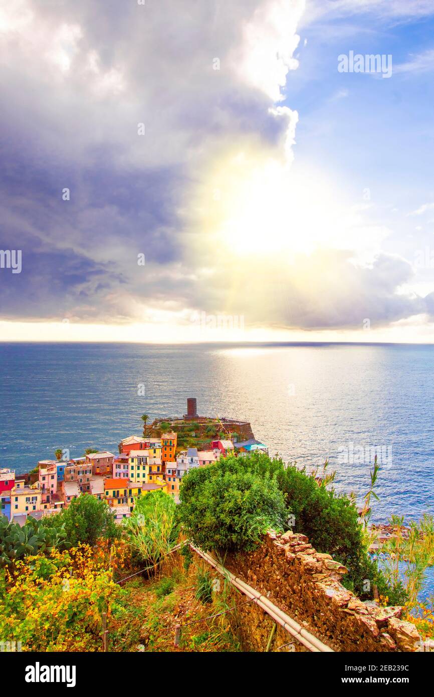 Vernazza in cinque terre sulla montagna vicino al mare mediterraneo in liguria - Italia. Cielo nuvoloso e soleggiato Foto Stock
