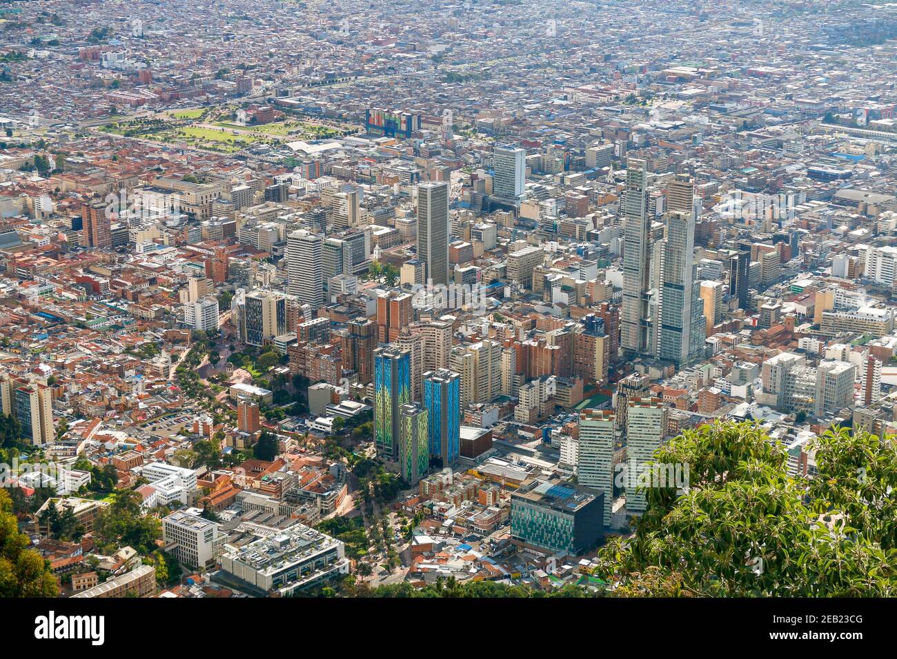 Vista panoramica sulla città di bogotà in giornata di sole da monserrate, LATAM, Colombia Foto Stock