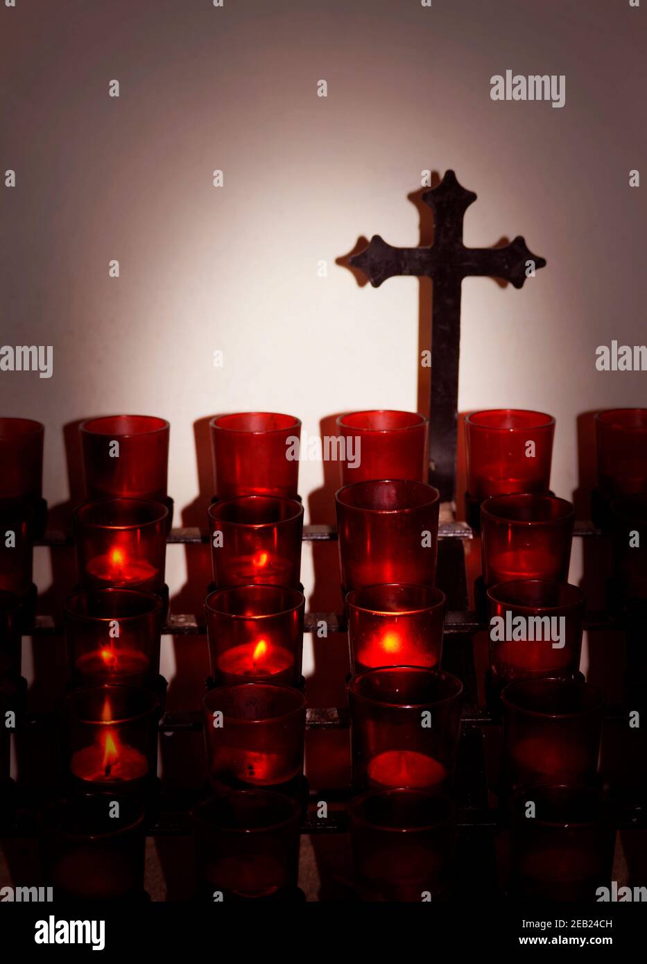 Sedie per adoratori nella cappella dell'azienda vinicola Castello di Amorosa a Calistoga, California. Foto Stock