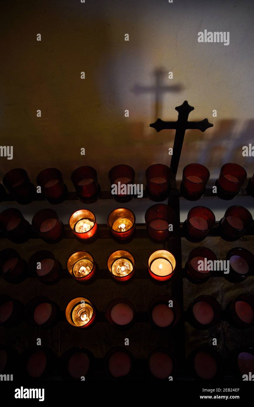 Candele votive illuminate dai visitatori bruciano nella cappella dell'azienda vinicola Castello di Amorosa a Calistoga, California. Foto Stock